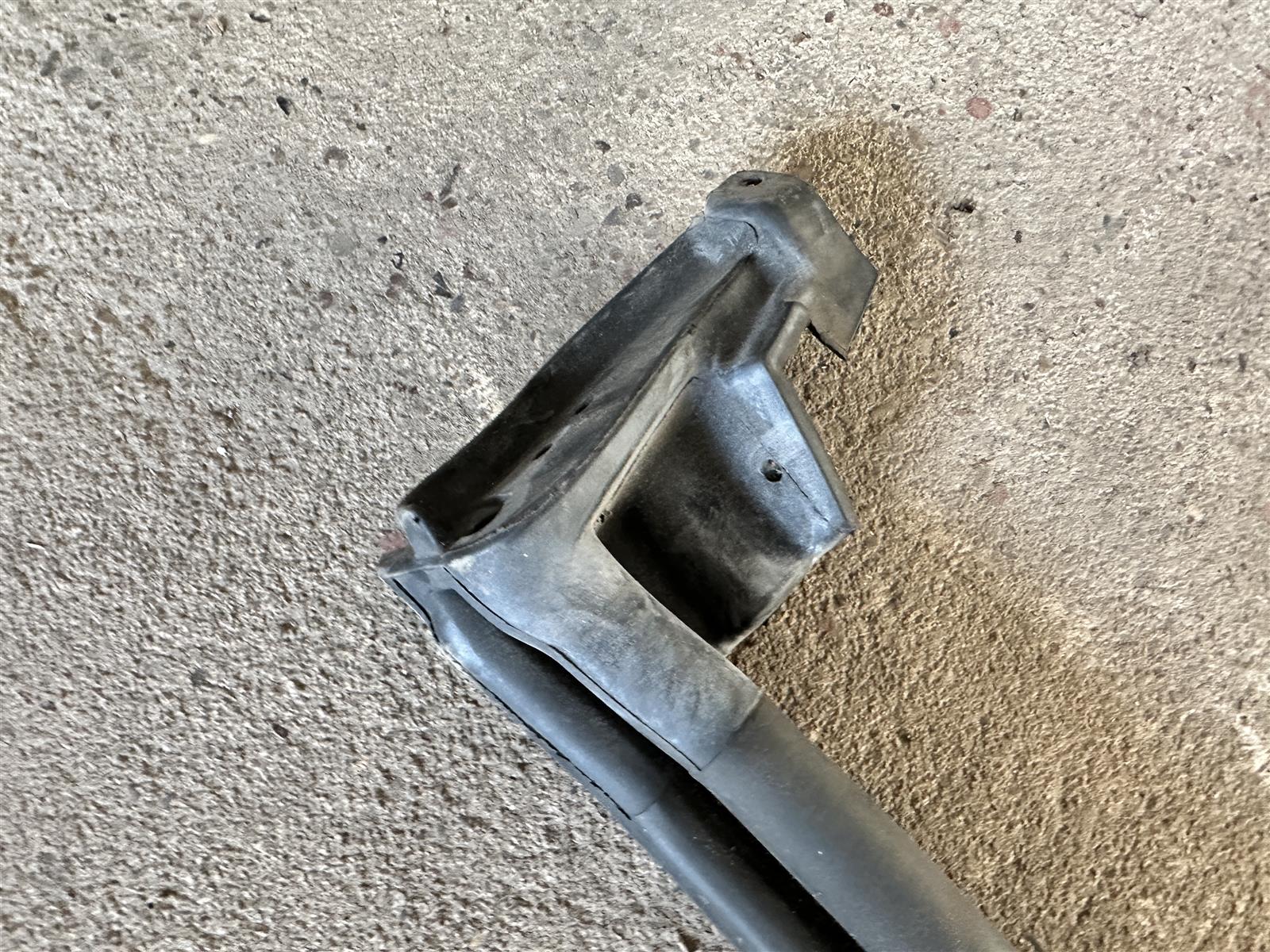 Türdichtung links Dodge Viper SRT-10 Detail OE 04865563AG 04865563AF