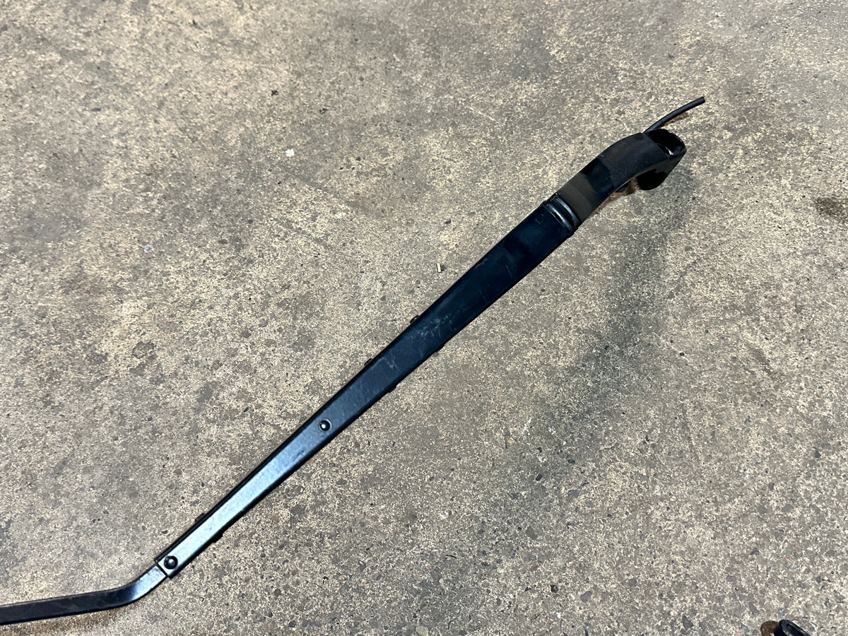 Scheibenwischerarm Wischerarm Düse Leitung Links 05-13 Corvette C6 6.0L LS2 Bild 3