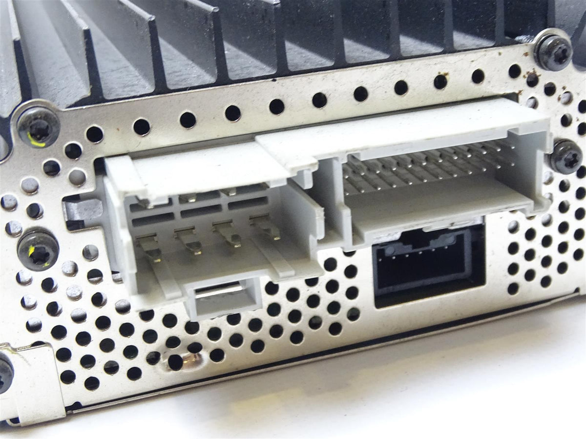 Cadillac SRX Bose Verstärker 15141105 – Stecker Nahaufnahme