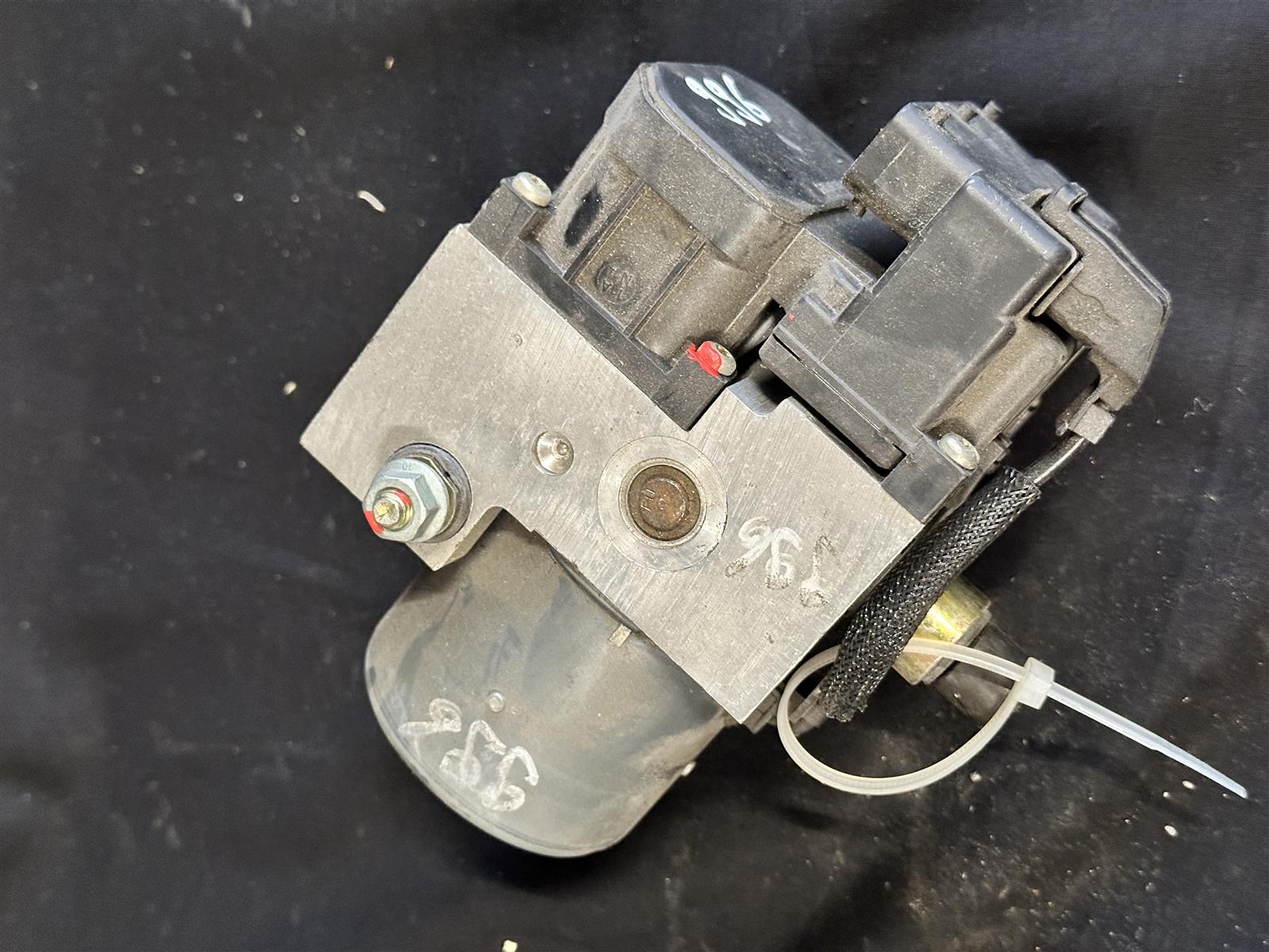 Porsche 996 ABS Steuergerät Hydraulikblock 996.355.755.04 Bild 2